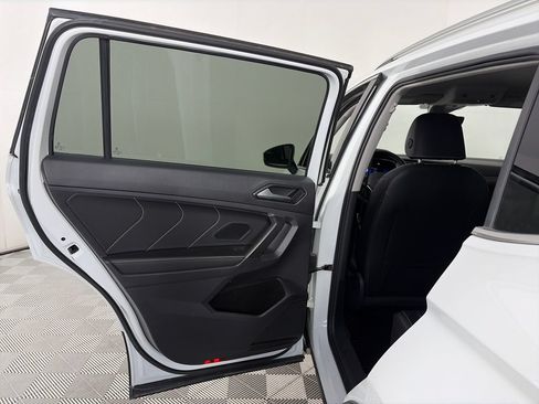 Used 2022 Volkswagen Tiguan SE AWD/4WD image 12