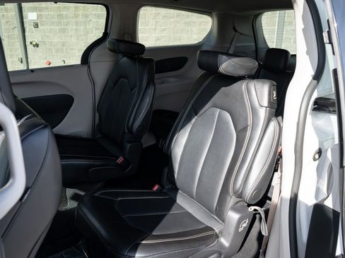 Used 2024 Chrysler Pacifica Touring-L FWD image 18