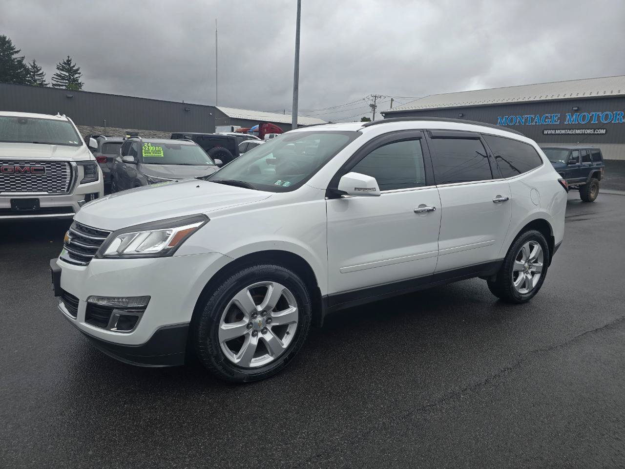 Used 2017 Chevrolet Traverse LT w/ Style and Technology Package AWD/4WD image 3