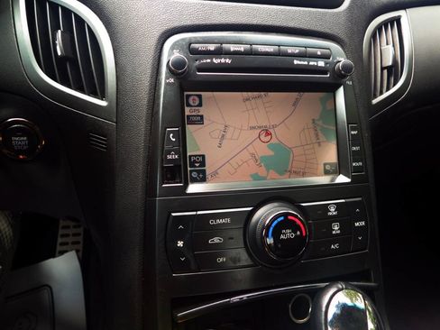 Used 2011 Hyundai Genesis 3.8 RWD image 9