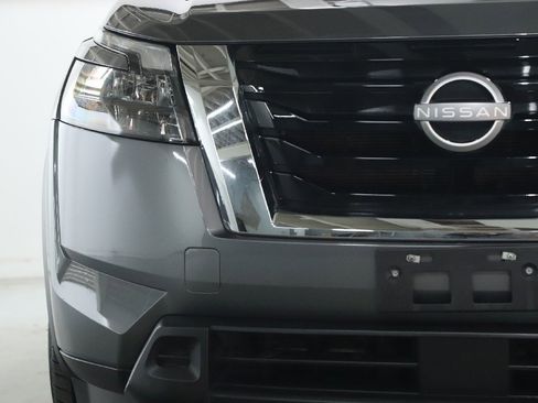 Used 2025 Nissan Pathfinder SV image 7
