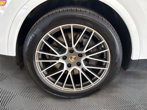Used 2023 Porsche Cayenne Platinum Edition AWD/4WD image 32