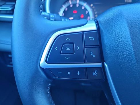 Used 2025 Toyota Highlander XLE image 13