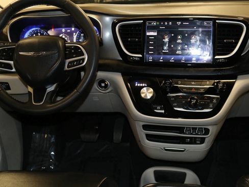 Used 2023 Chrysler Pacifica Touring-L image 24