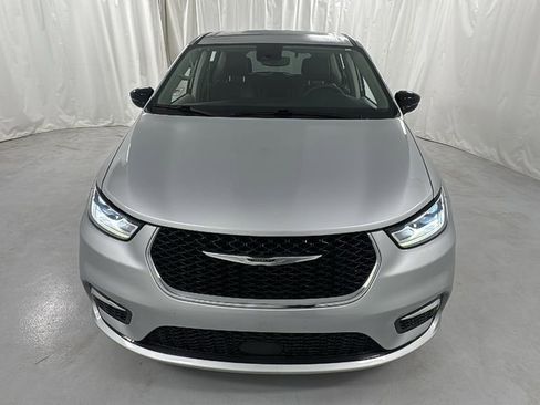 Used 2024 Chrysler Pacifica Touring-L image 8