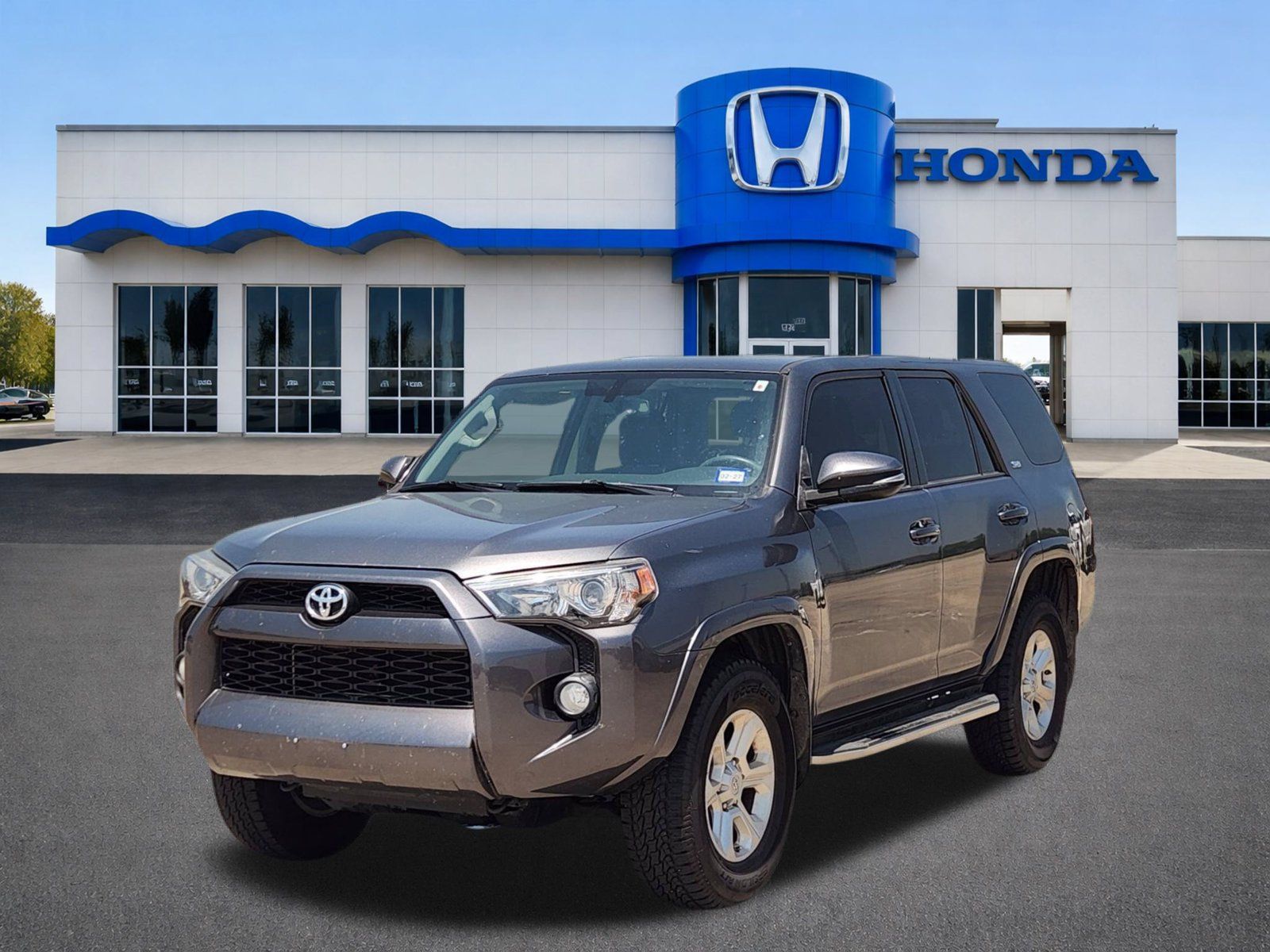 Used 2018 Toyota 4Runner SR5 Premium AWD/4WD image 2