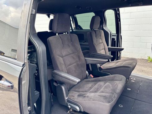 Used 2018 Dodge Grand Caravan SE FWD image 9