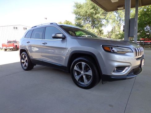 Used 2019 Jeep Cherokee Limited w/ Luxury Group AWD/4WD image 3