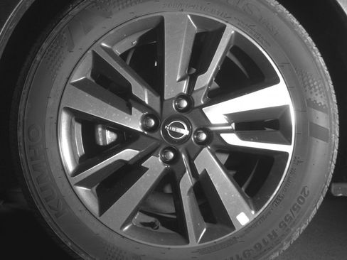 Used 2025 Nissan Versa SV FWD image 13