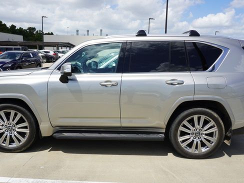 Used 2022 Lexus LX 600 4WD w/ Accessory Package (Z1) image 5