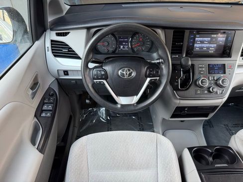 Used 2017 Toyota Sienna LE image 27