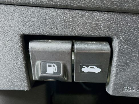 Used 2025 Nissan Versa SV FWD image 17