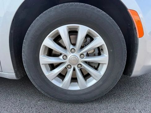 Used 2019 Chrysler Pacifica Touring-L FWD image 10