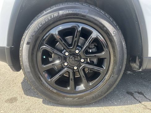 Used 2016 Jeep Grand Cherokee Limited AWD/4WD image 2