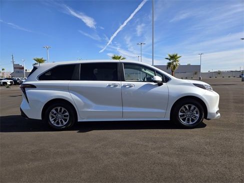 Used 2025 Toyota Sienna XLE image 3