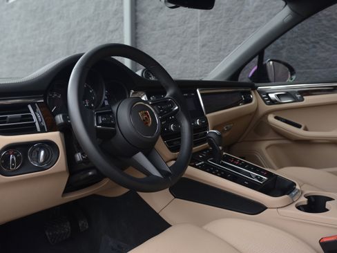 Certified 2025 Porsche Macan image 4
