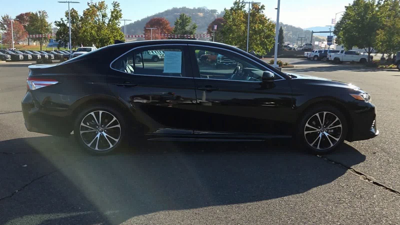 Used 2020 Toyota Camry SE FWD image 9