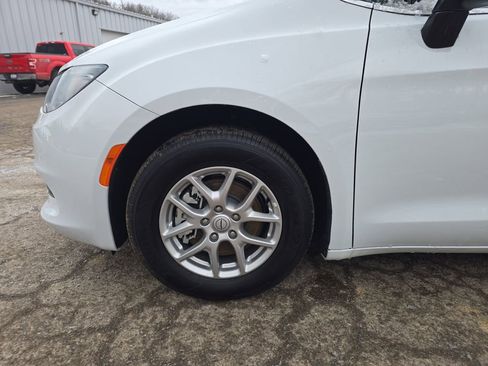 New 2026 Chrysler Pacifica Select w/ S Appearance Package image 8