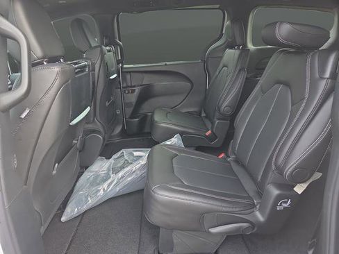 New 2026 Chrysler Pacifica Select image 32
