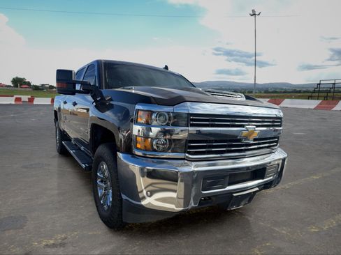 Used 2018 Chevrolet Silverado 2500 LT AWD/4WD image 2