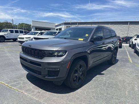 Used 2025 Jeep Grand Cherokee L Limited w/ Luxury Tech Group II RWD image 5