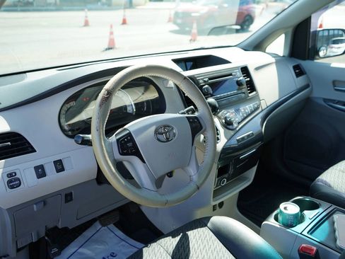 Used 2014 Toyota Sienna SE FWD image 8