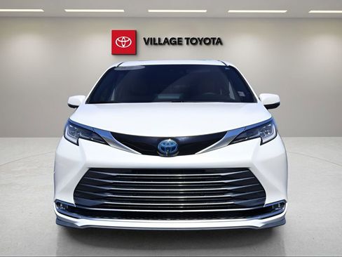 Certified 2021 Toyota Sienna Limited FWD image 8