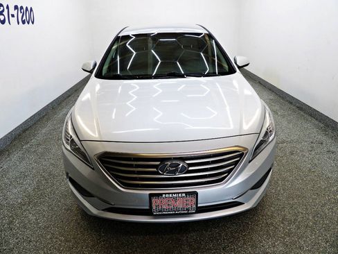 Used 2017 Hyundai Sonata SE FWD image 2