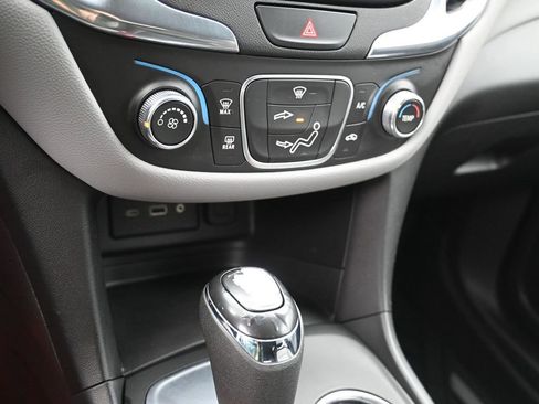 Used 2020 Chevrolet Equinox LS w/ LS Convenience Package image 16