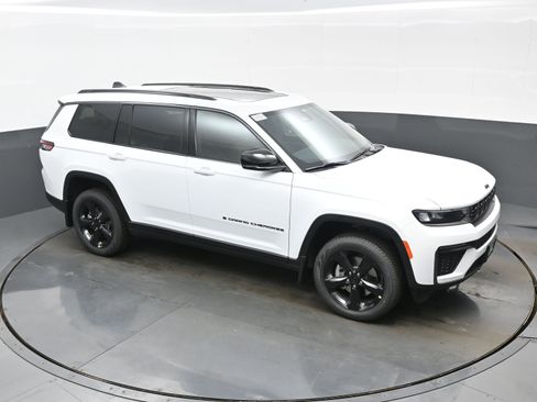 New 2026 Jeep Grand Cherokee L Limited w/ Limited Altitude Package AWD/4WD image 28