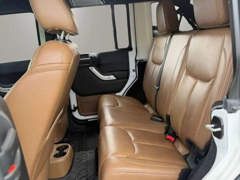 Used 2015 Jeep Wrangler Unlimited Rubicon w/ Connectivity Group AWD/4WD image 10
