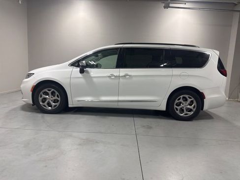 Used 2023 Chrysler Pacifica Limited image 10