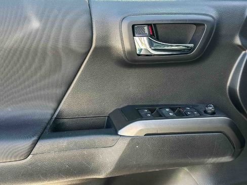 Used 2022 Toyota Tacoma TRD Sport w/ Technology Package image 8