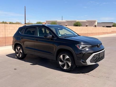 Used 2026 Volkswagen Taos SE AWD/4WD image 4