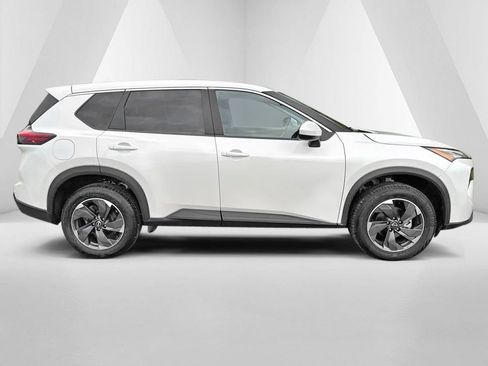 Used 2024 Nissan Rogue SV FWD image 8