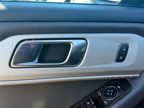 Used 2025 Ford Explorer Active image 17