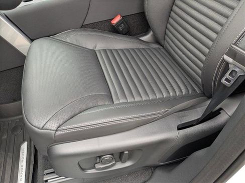 New 2025 Land Rover Discovery S image 4