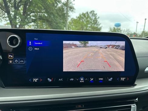 Used 2025 Chevrolet Traverse LT image 19