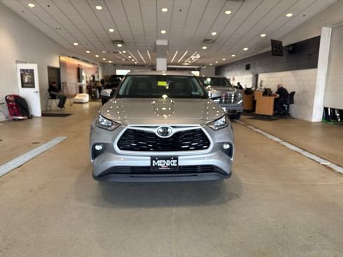 Used 2020 Toyota Highlander XLE FWD image 2