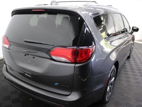 Used 2019 Chrysler Pacifica Touring-L w/ S Appearance Package FWD image 4