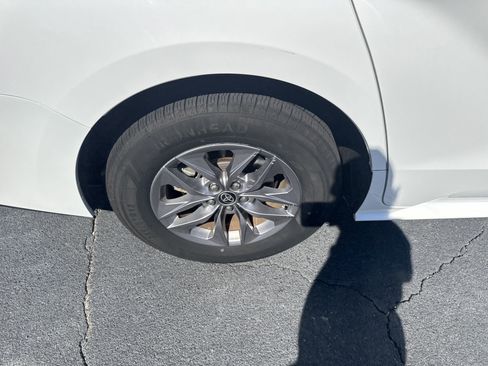 Used 2024 Toyota Sienna LE image 11