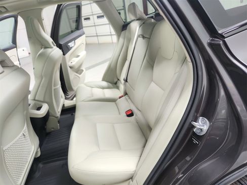 Used 2024 Volvo XC60 B5 Plus w/ Protection Package Premier image 34