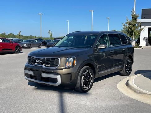 Certified 2025 Kia Telluride S AWD/4WD image 4
