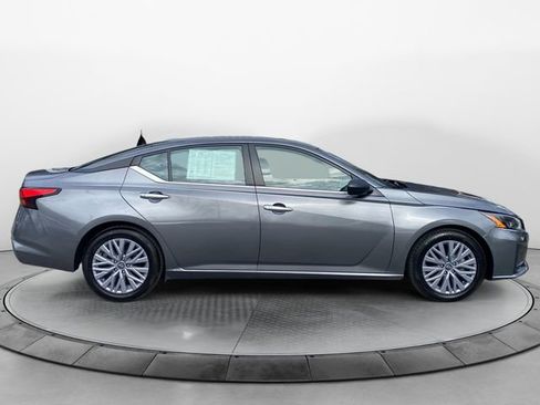 Used 2024 Nissan Altima 2.5 SV FWD image 6