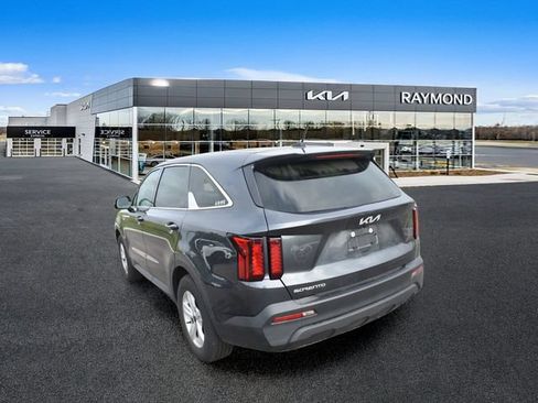 Certified 2023 Kia Sorento LX FWD image 5