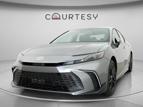 Used 2026 Toyota Camry SE FWD image 32