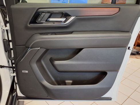 Used 2025 GMC Yukon XL Denali AWD/4WD image 13