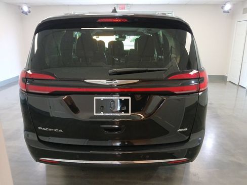 Used 2021 Chrysler Pacifica Touring-L w/ Premium & Safety Sphere Group AWD/4WD image 12