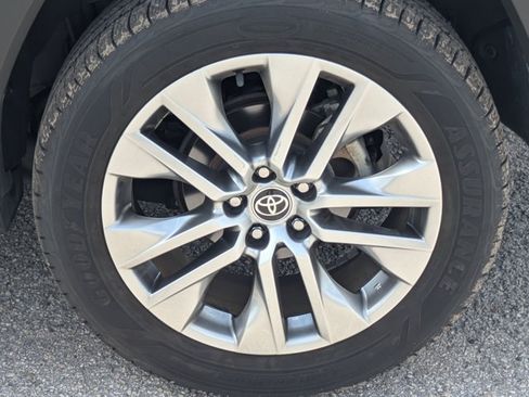 Used 2022 Toyota RAV4 XLE Premium AWD/4WD image 15