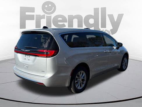 New 2026 Chrysler Pacifica Select image 3